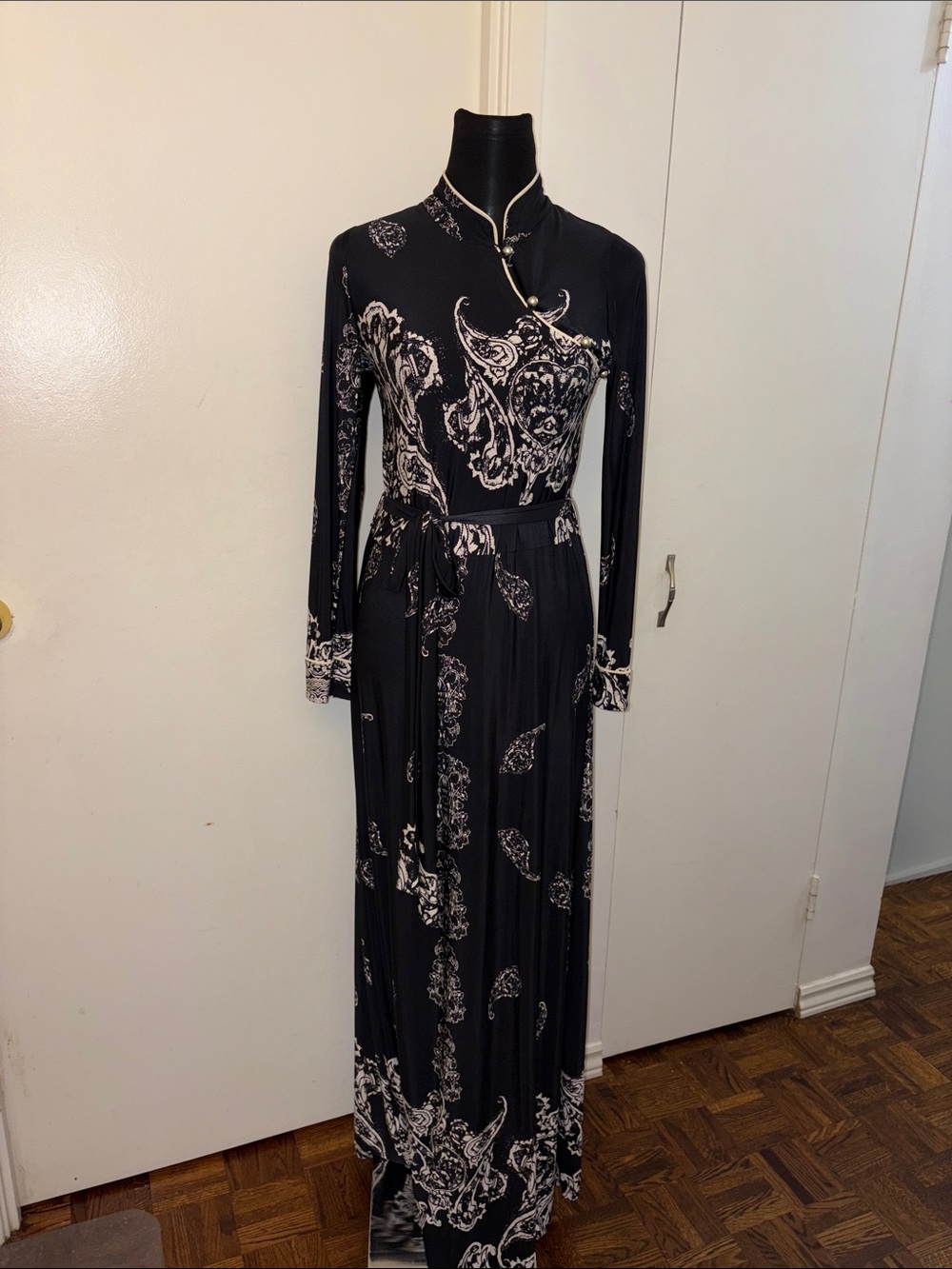 Elegant Black & Cream Paisley Wrap Dress - Picture 5 of 7